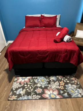 Fidelia Garnet Room, Queen Bed Minutes from Newark Liberty International Airport and Newark Penn Station